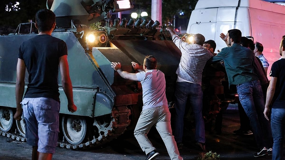 15 Temmuz Gecesi Hafızalara Kazınan Fotoğraflar ve Unutulmayan Hikâyeler 15 TEMMUZ 1 - Marmara Bölge Gazetesi