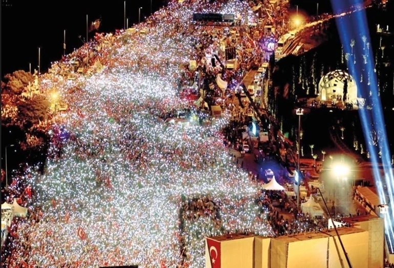 15 Temmuz Gecesi Hafızalara Kazınan Fotoğraflar ve Unutulmayan Hikâyeler 15 Temmuz Gecesi Hafizalara Kazinan Fotograflar ve Unutulmayan Hikayeleri 12 - Marmara Bölge Gazetesi
