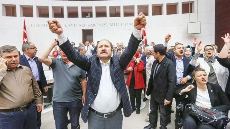 15 Temmuz Gecesi Hafızalara Kazınan Fotoğraflar ve Unutulmayan Hikâyeler 15 Temmuz Gecesi Hafizalara Kazinan Fotograflar ve Unutulmayan Hikayeleri 8 - Marmara Bölge Gazetesi