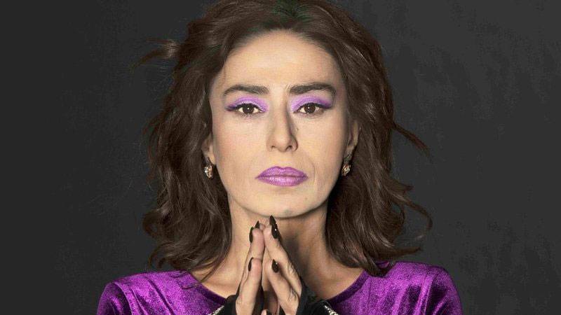 Kendine özgü yorumu, güçlü sahne performansı ve yıllardır dillerden düşmeyen