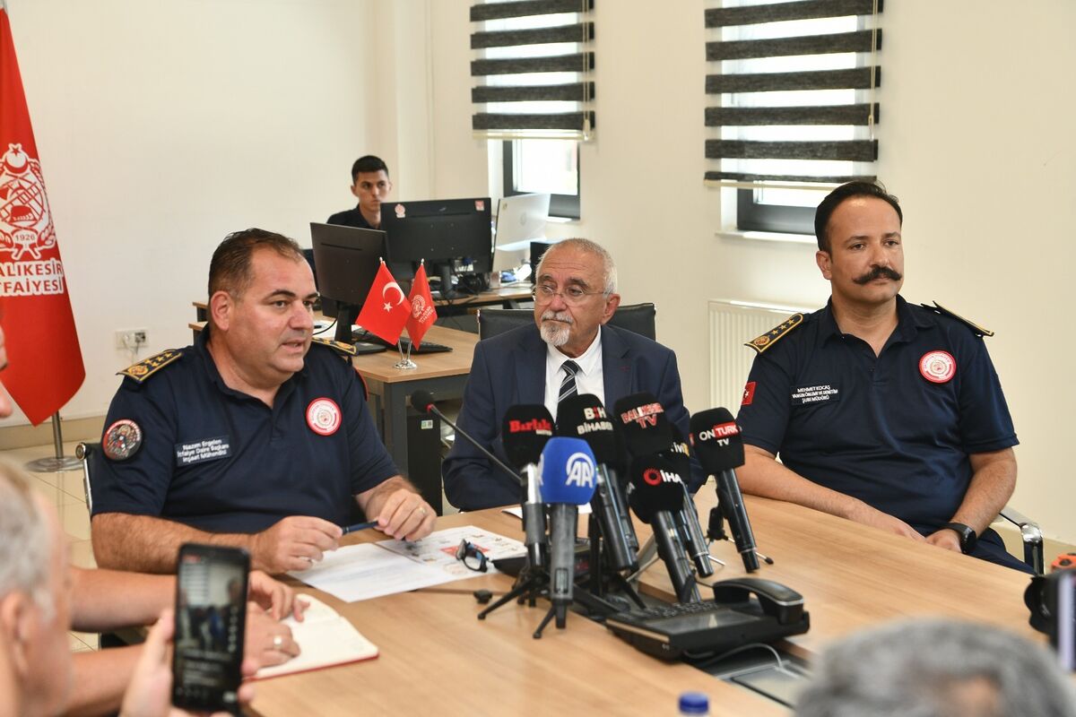Balıkesir İtfaiyesi’nden 7 Gün 24 Saat Kesintisiz Mücadele 1bd5b222 3f80 4da1 8e9d 78998365be66 - Marmara Bölge Gazetesi