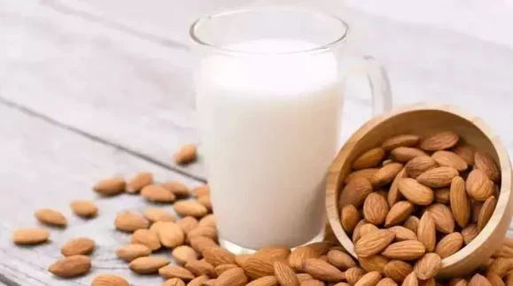 Sağlıklı beslenme alışkanlıklarının yaygınlaşmasıyla birlikte bitkisel süt alternatifleri de daha