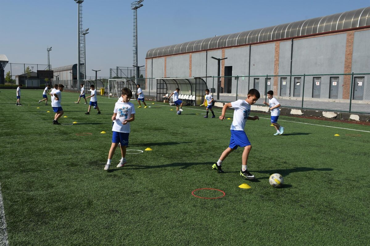 Balıkesir Büyükşehir Belediyesi tarafından çocukların ve gençlerin yaz tatilini sporla