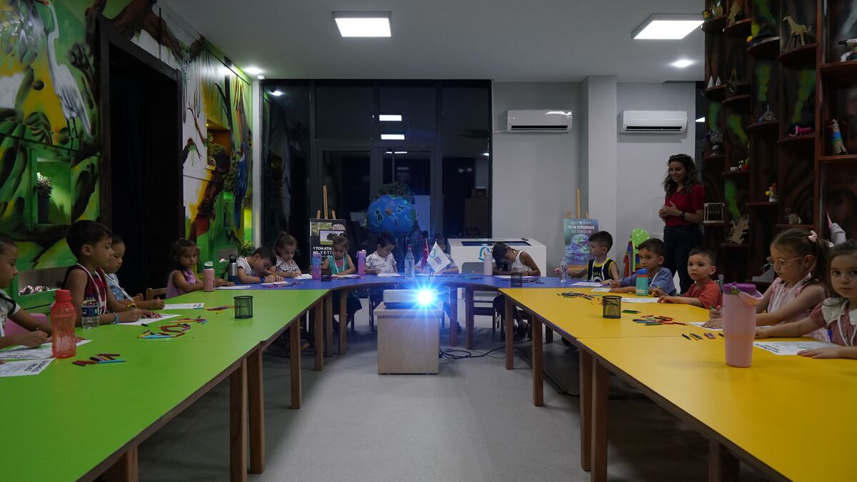 Balıkesir Büyükşehir Belediyesi tarafından düzenlenen Çevre Bilim Akademisi’nde çocuklar, eğlenceli
