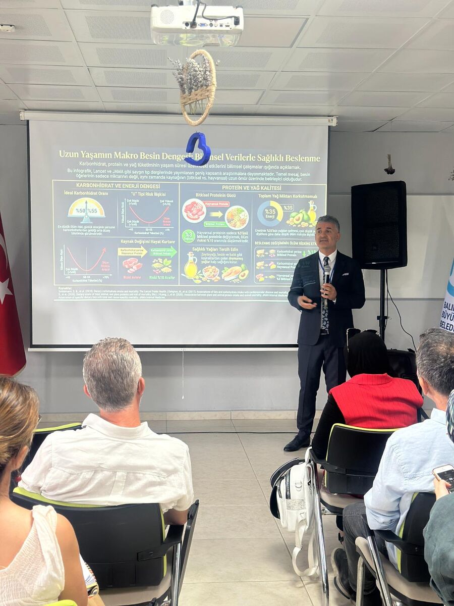 Balıkesir Uluslararası 7. Aromaterapi Festivali kapsamında düzenlenen seminerde konuşan Acıbadem