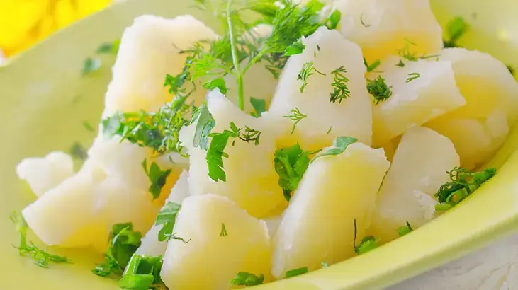 Patates salatası, hem çay saatlerinin hem de ana yemeklerin yanında