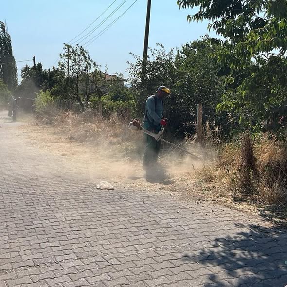 Bigadiç Belediyesi, ilçe genelinde yürüttüğü bakım ve çevre düzenleme çalışmaları