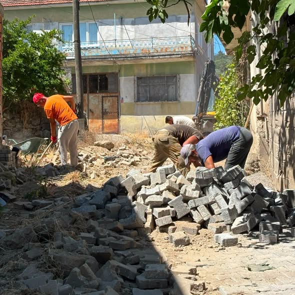 Bigadiç Belediyesi, ilçenin farklı mahallelerinde yürüttüğü altyapı bakım ve onarım