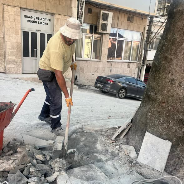Bigadiç Belediyesi, Belediye Caddelerinde yürüttüğü sokak sağlıklaştırma çalışmaları kapsamında kaldırım