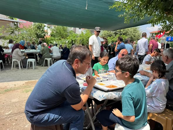 Sındırgı Belediye Başkanı Serkan Sak, merkez mahallelerde düzenlenen düğün ve