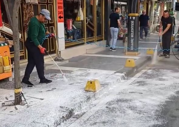 Bigadiç Belediyesi, ilçe genelinde yürüttüğü temizlik çalışmaları kapsamında cadde, sokak