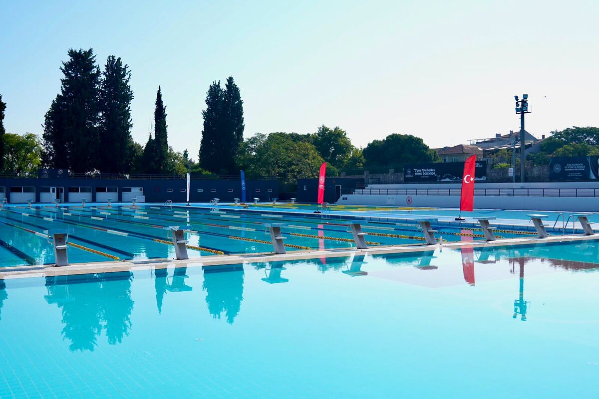 Balıkesir Gençlik ve Spor İl Müdürü Adem Özalp, çim yenileme