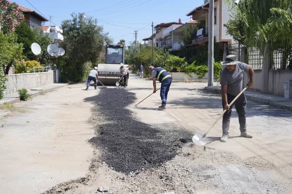 Burhaniye Belediyesi, ilçe genelinde yol yapım, bakım ve onarım çalışmalarını