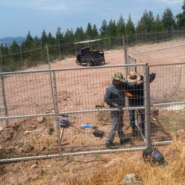 Bigadiç Belediyesi tarafından yapımı devam eden hayvan barınağı projesinde kapı