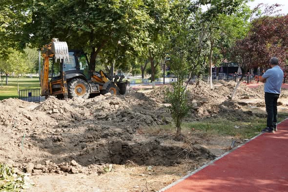 Susurluk Belediye Başkanı Hakan Yıldırım Semizel, Atatürk Parkı’ndaki sulama hattı