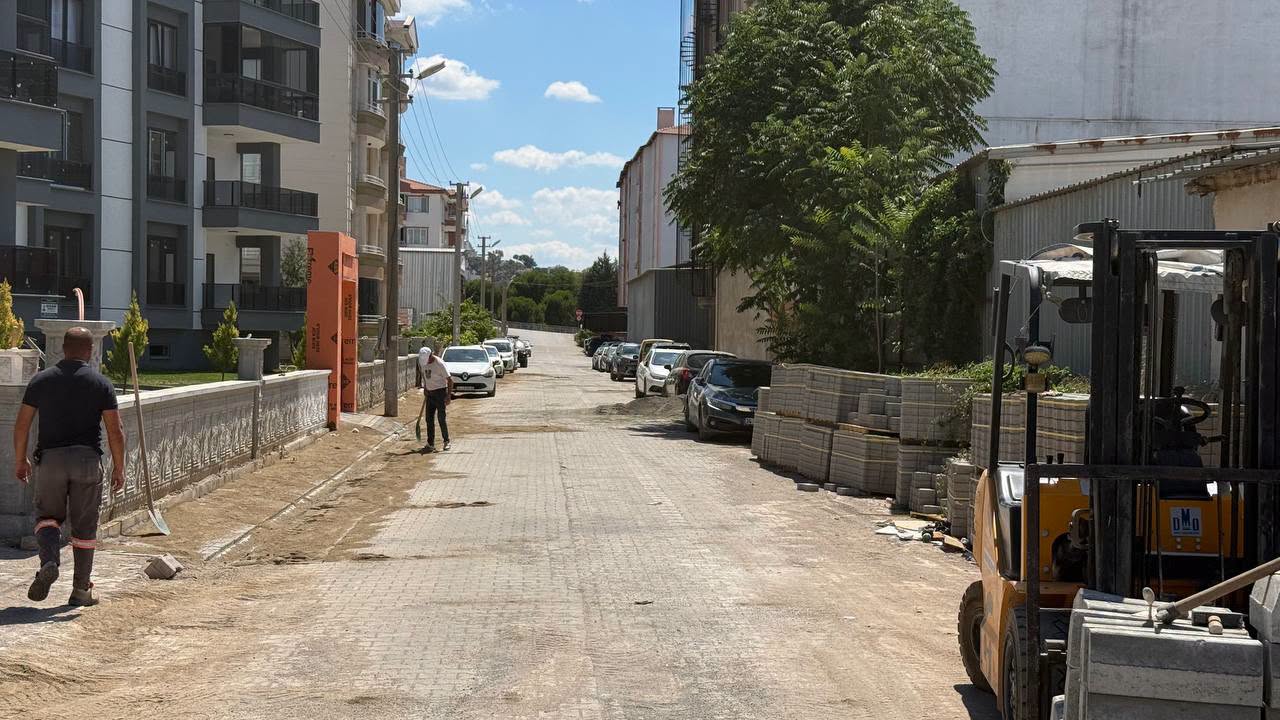 Balıkesir’in Edremit ilçesinde belediye ekipleri, Gazicelal Mahallesi 10067. Sokak’ta yol