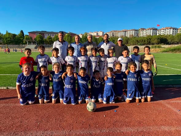 Sındırgı Belediyespor’un ev sahipliğinde düzenlenen Sındırgı Mini Cup Dostluk ve