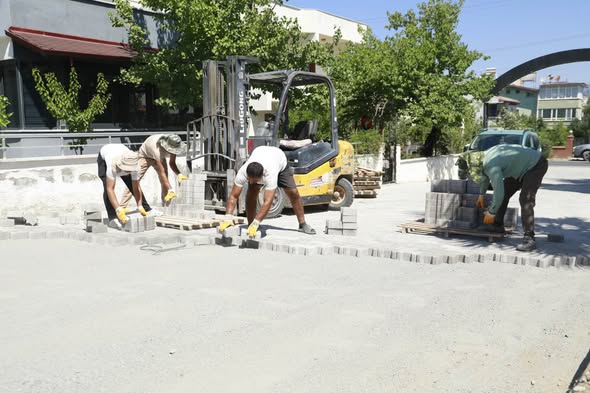 Burhaniye Belediyesi Fen İşleri Müdürlüğü ekipleri, ilçe genelinde farklı çalışmalar