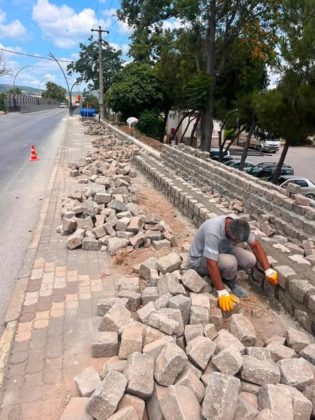Gönen Belediyesi ekipleri, ilçenin yaşam kalitesini yükseltmek amacıyla yol bakımından