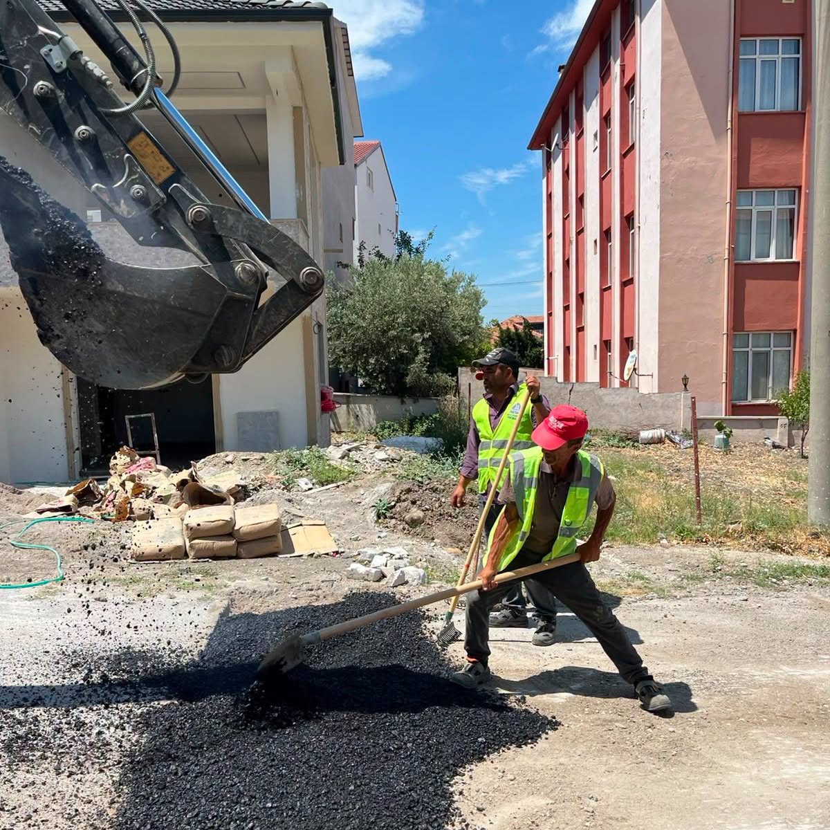 Bigadiç’te Asfaltlama Çalışmaları Hız Kesmeden Sürüyor 749343264 1010705411841110 7421257075263035541 n - Marmara Bölge Gazetesi