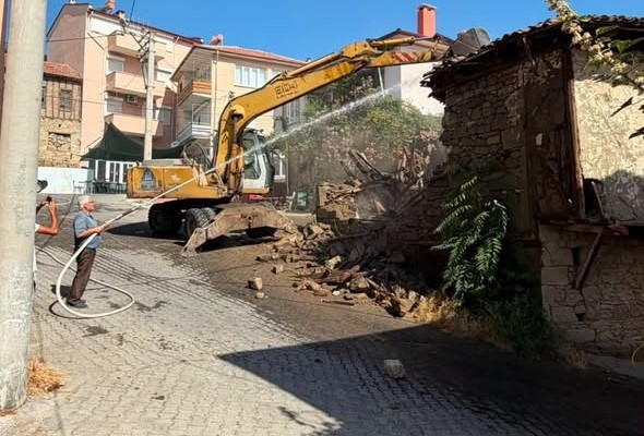 Bigadiç Belediyesi, ilçe genelinde güvenlik riski oluşturan metruk yapıların yıkım