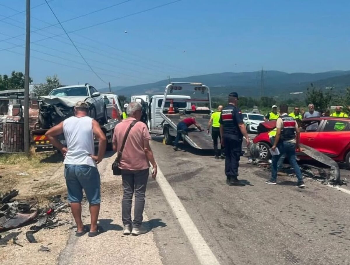 Balıkesir'in Erdek ilçesinde meydana gelen zincirleme trafik kazası can aldı.