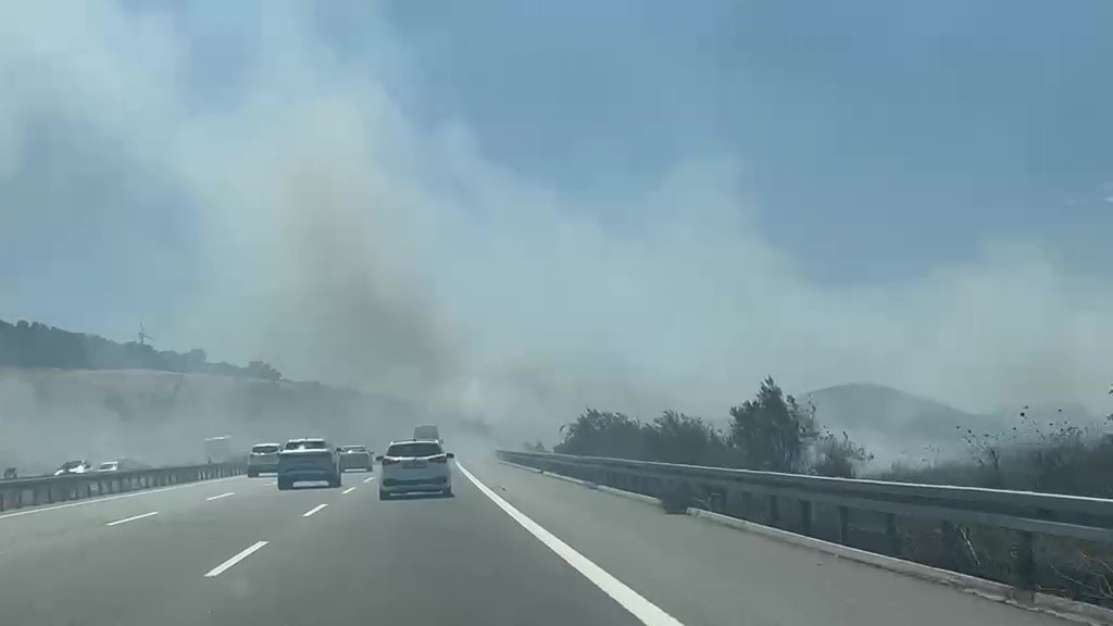 Balıkesir'in Ovacık mevkiinde çıkan yangın ekipleri alarma geçirdi. Kısa sürede