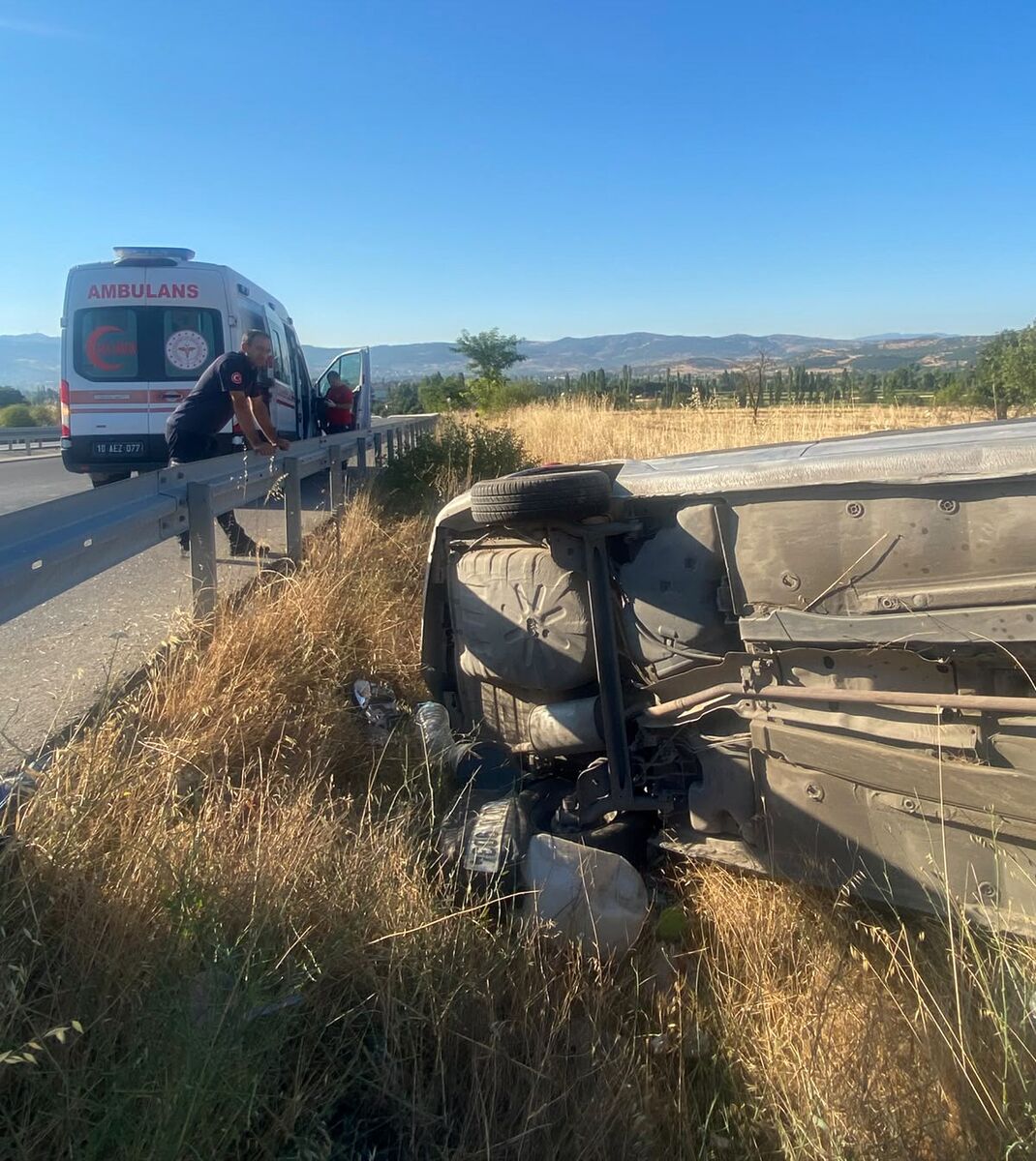 Balıkesir'in Bigadiç ilçesinde meydana gelen trafik kazasında kontrolden çıkan otomobilin