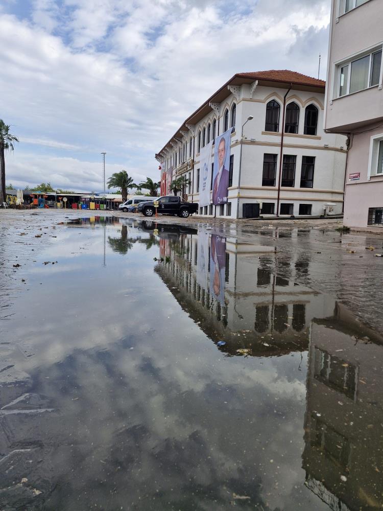Balıkesir’in Bandırma ilçesinde etkili olan sağanak yağış, günlük yaşamı olumsuz