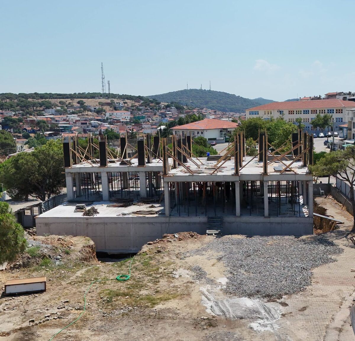 Ayvalık Belediyesi tarafından Yeni Mahalle'de yapımı süren Sosyal Yaşam Merkezi'nde