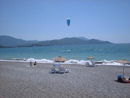 Muğla’nın Fethiye ilçesinde yer alan Çalış Plajı, uzun sahil şeridi,