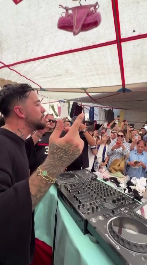 DJ Mahmut Orhan’dan Alaçatı Pazarında Ücretsiz Konser DJ Mahmut Orhandan Alacati Pazarinda Ucretsiz Konser 3 - Marmara Bölge Gazetesi