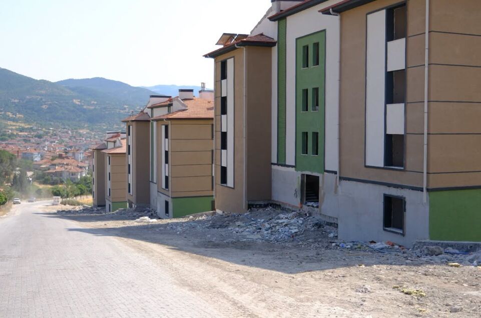 Sındırgı’da meydana gelen depremlerin ardından vatandaşların güvenli ve modern yuvalara