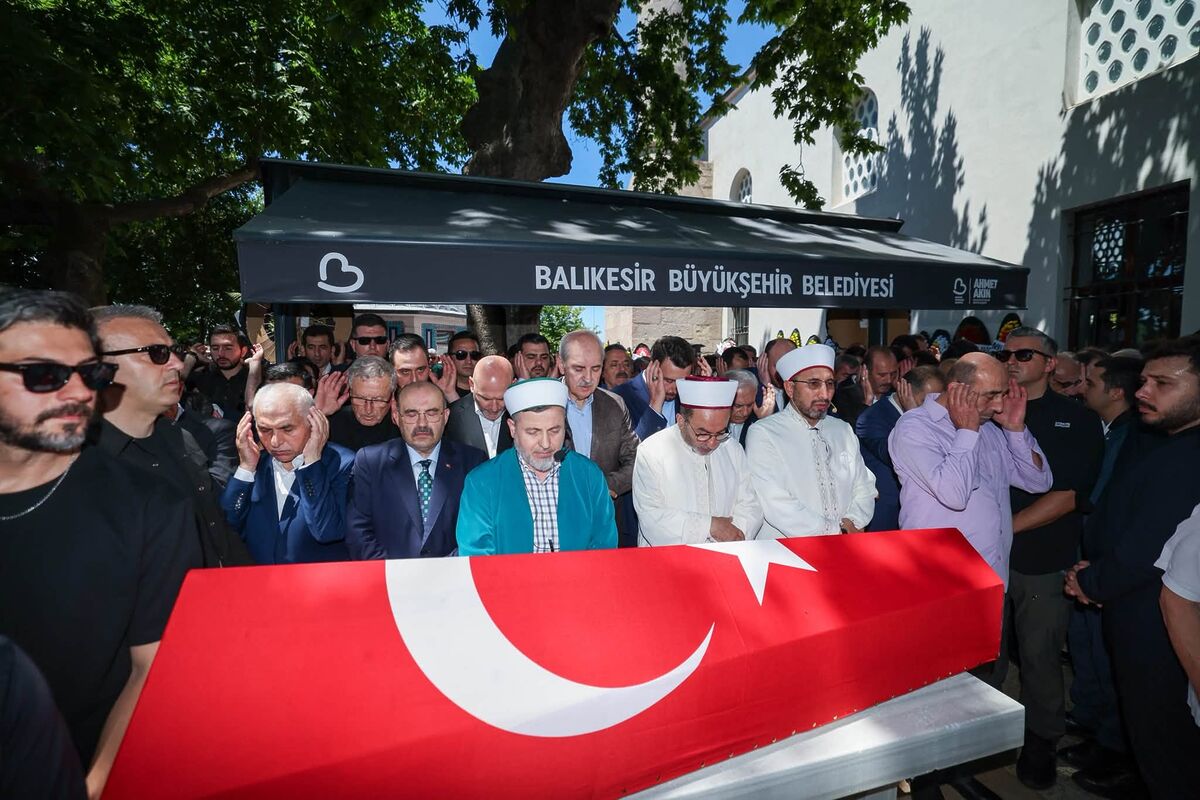 Eski AK Parti Balıkesir Milletvekili Mehmet Cemal Öztaylan Son Yolculuğuna Uğurlandı Eski AK Parti Balikesir Milletvekili Mehmet Cemal Oztaylan Son Yolculuguna Ugurlandi 3 - Marmara Bölge Gazetesi