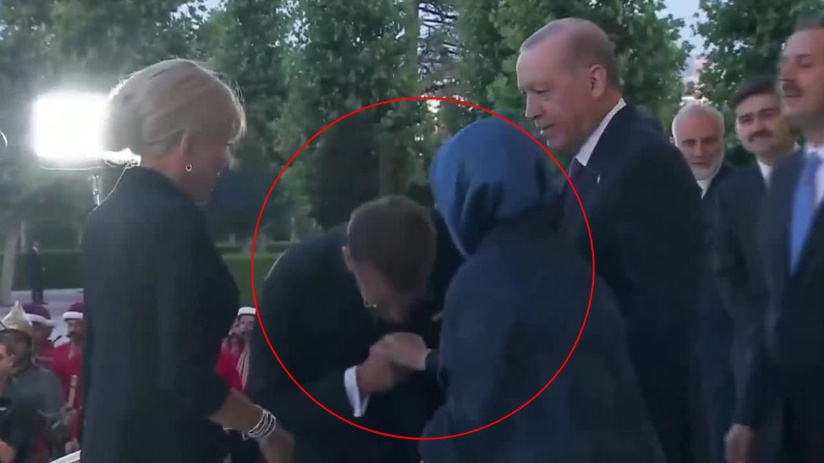 Fransa Cumhurbaşkanı Macron, Emine Erdoğan'ın Elini Öpmeye Çalıştı! Fransa Cumhurbaskani Macron Emine Erdoganin Elini Opmeye Calisti 1 - Marmara Bölge Gazetesi