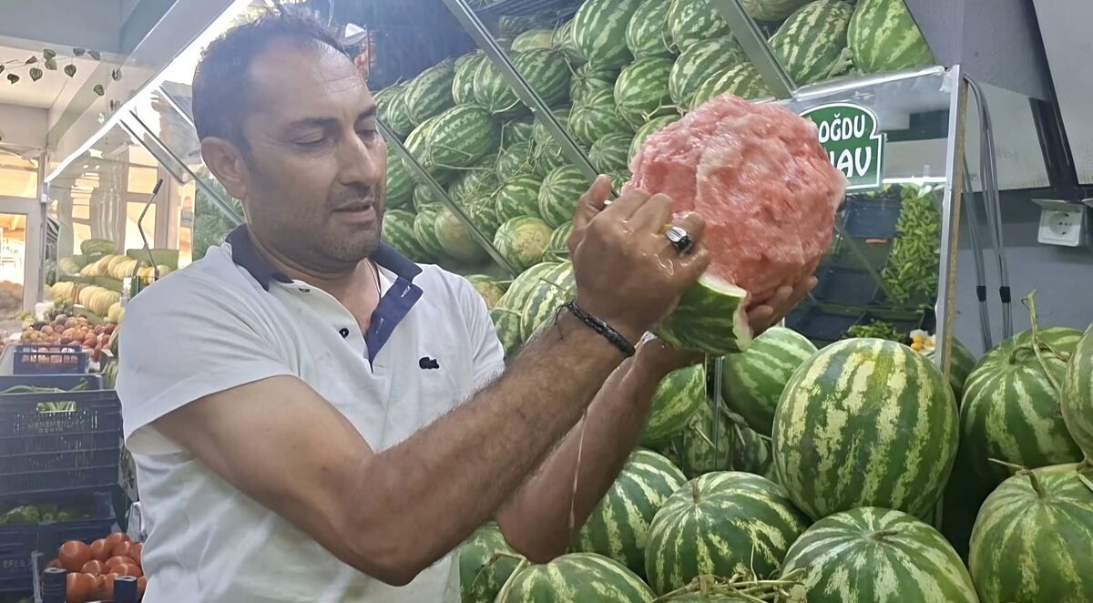Karpuzu Bıçaksız Portakal Gibi Soydu, Görüntüler Sosyal Medyada Viral Oldu Kutahyanin Emet ilcesinde manavlik yapan Salih Aydogdu sattigi karpuzun dogalligini ve kalitesini gostermek amaciyla cektigi videoyla sosyal medyada buyuk ilgi gordu. Aydogdunun karpuzu b 5 - Marmara Bölge Gazetesi