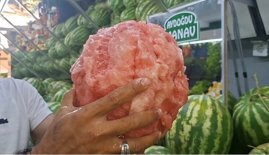 Karpuzu Bıçaksız Portakal Gibi Soydu, Görüntüler Sosyal Medyada Viral Oldu Kutahyanin Emet ilcesinde manavlik yapan Salih Aydogdu sattigi karpuzun dogalligini ve kalitesini gostermek amaciyla cektigi videoyla sosyal medyada buyuk ilgi gordu. Aydogdunun karpuzu bic 1 - Marmara Bölge Gazetesi