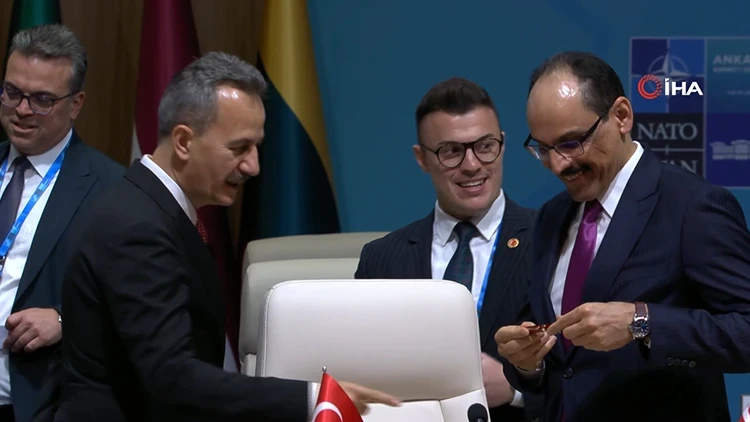NATO Zirvesi'nde Erdoğan'ın Masasındaki Kalem Dikkat Çekti! NATO Zirvesinde Erdoganin Masasindaki Kalem Dikkat Cekti 1 - Marmara Bölge Gazetesi