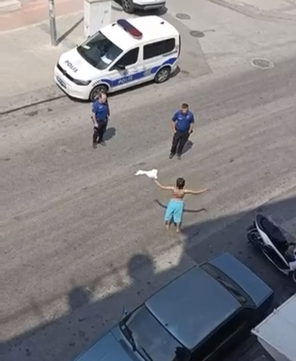 Önce Yarı Çıplak Sokağa Çıktı, Sonra İntihar Etti Once Yari Ciplak Sokaga Cikti Sonra Intihar Etti 2 - Marmara Bölge Gazetesi
