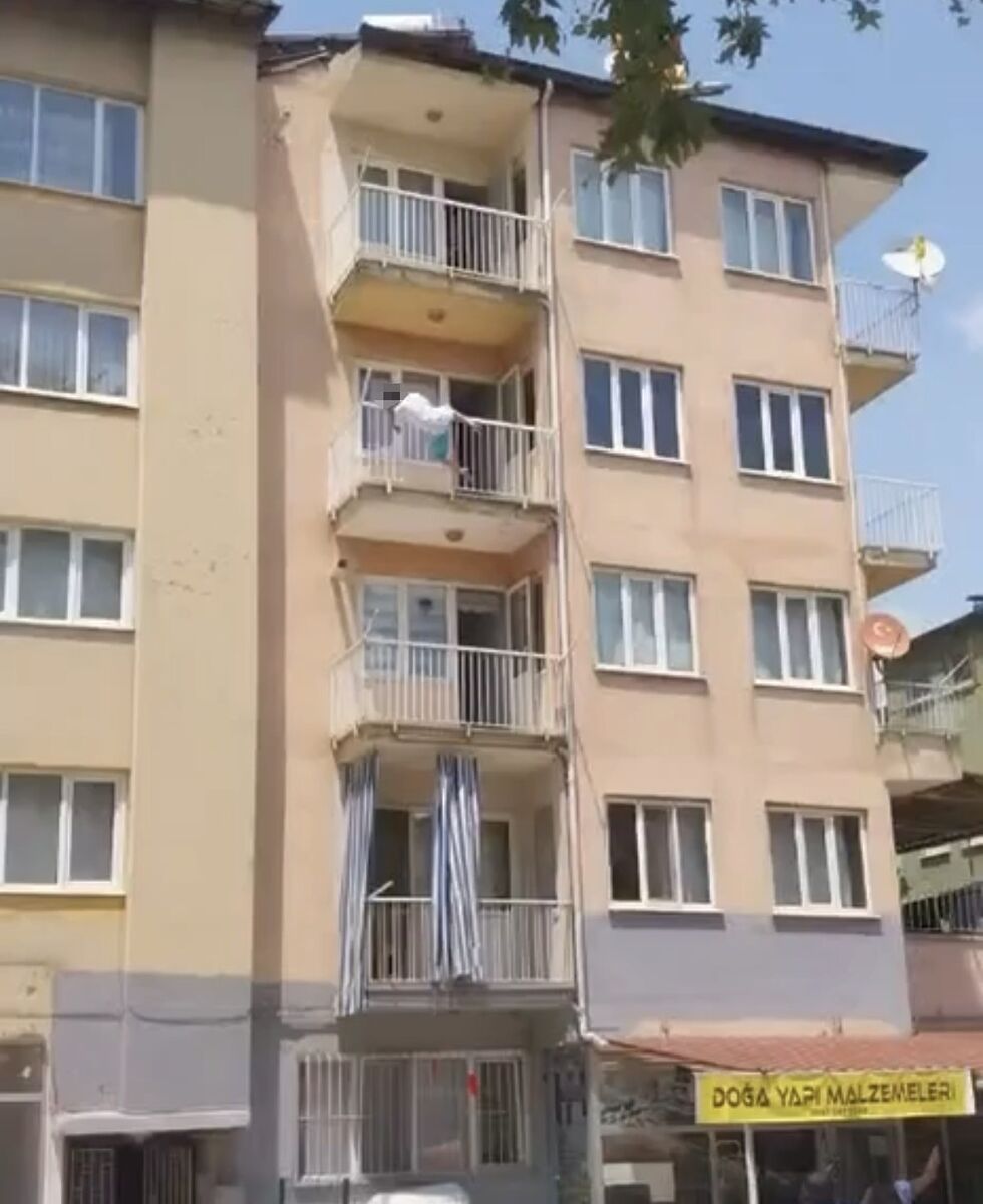 Önce Yarı Çıplak Sokağa Çıktı, Sonra İntihar Etti Once Yari Ciplak Sokaga Cikti Sonra Intihar Etti 4 - Marmara Bölge Gazetesi