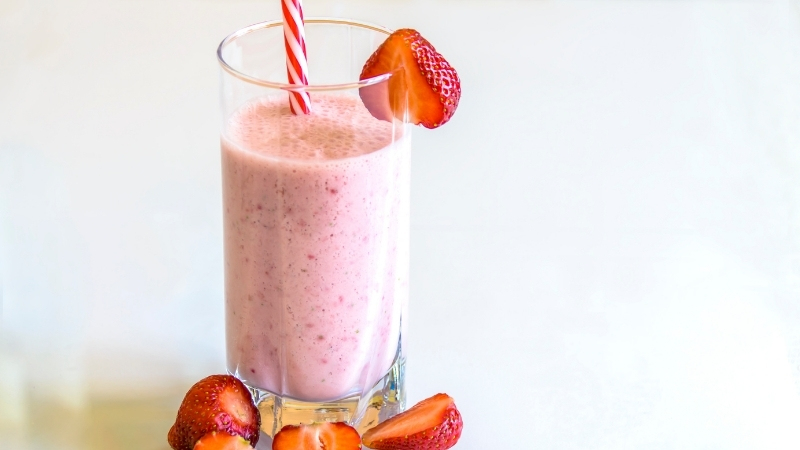 Sıcak havaların vazgeçilmez içeceklerinden biri olan çilekli milkshake, pratik hazırlanışı