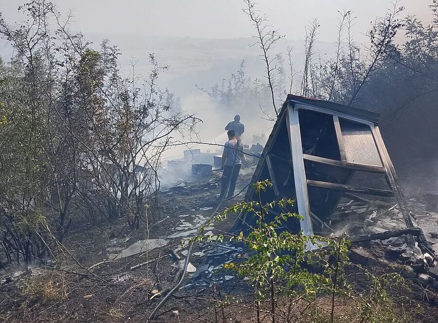 Balıkesir'in Susurluk ilçesinde eski askeriye mevkiinde çıkan arazi yangını, kısa