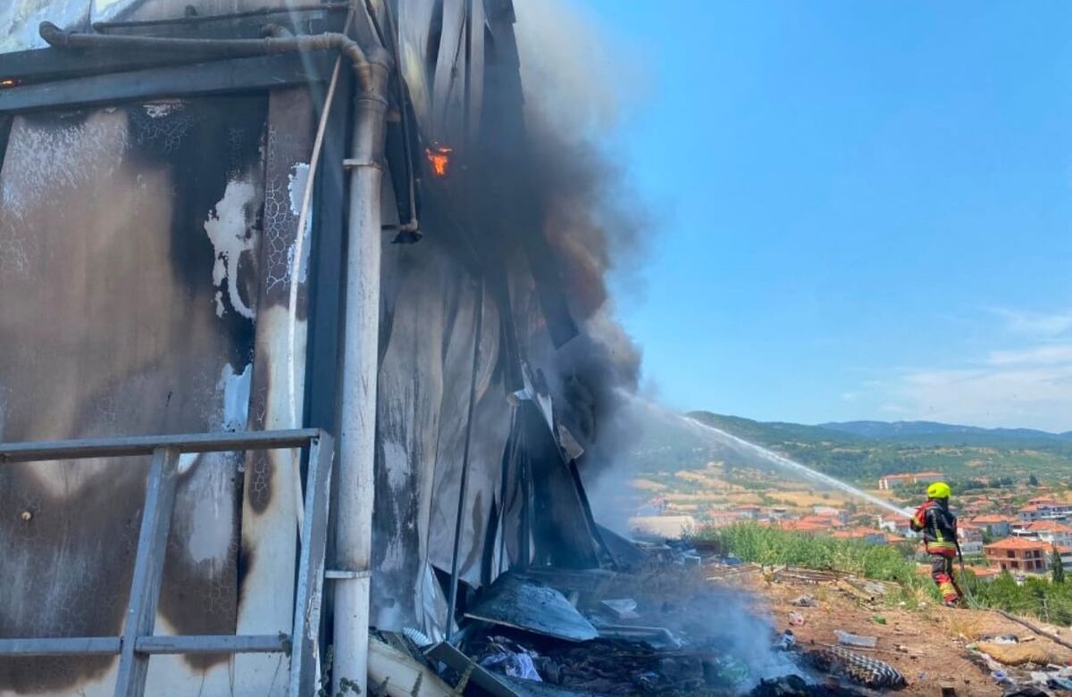 Balıkesir'in Sındırgı ilçesinde deprem sonrası konut çalışmalarının sürdüğü TOKİ şantiyesinde
