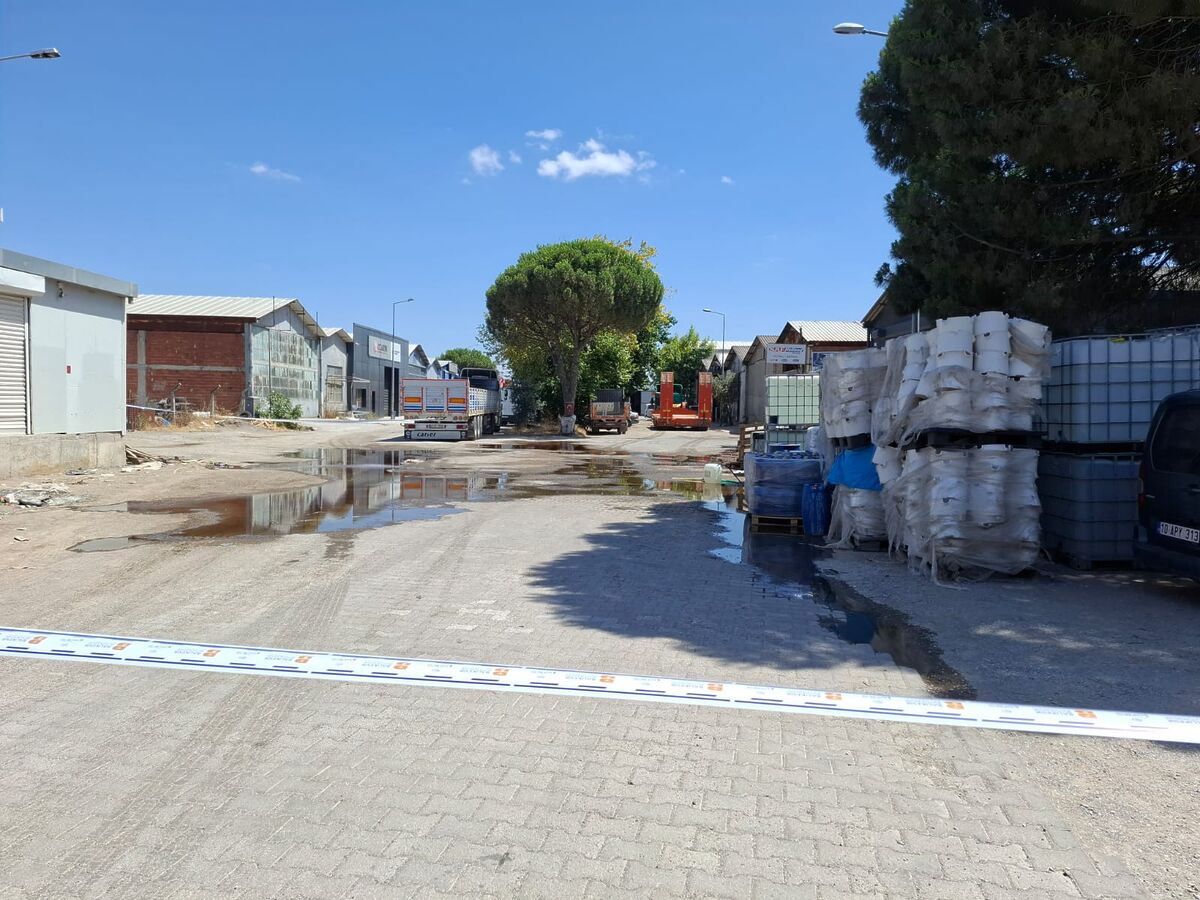 Balıkesir’in Karesi ilçesinde seyir halindeki bir kamyondan yola düşen kimyasal