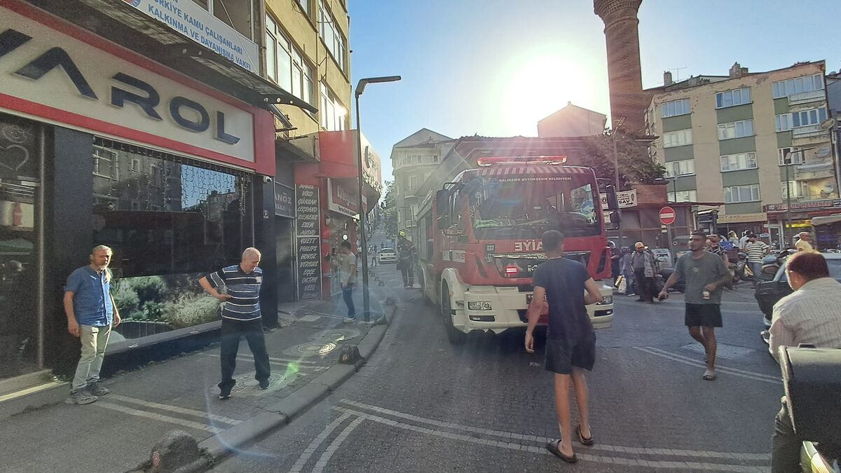Karesi’de Apartman Yangını! WhatsApp Image 2026 07 27 at 20.58.37 2 - Marmara Bölge Gazetesi