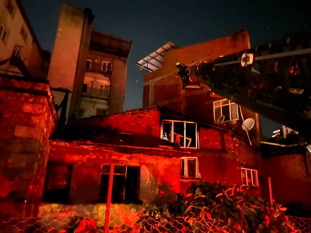 Balıkesir’in Dursunbey ilçesindeki bir ekmek fırınının bacasında gece saatlerinde çıkan