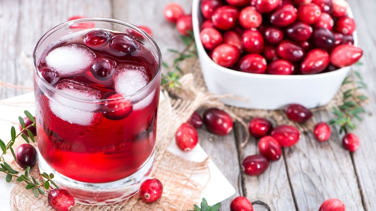 Sonbahar aylarında olgunlaşan kızılcık, ekşimsi aroması ve zengin besin içeriğiyle