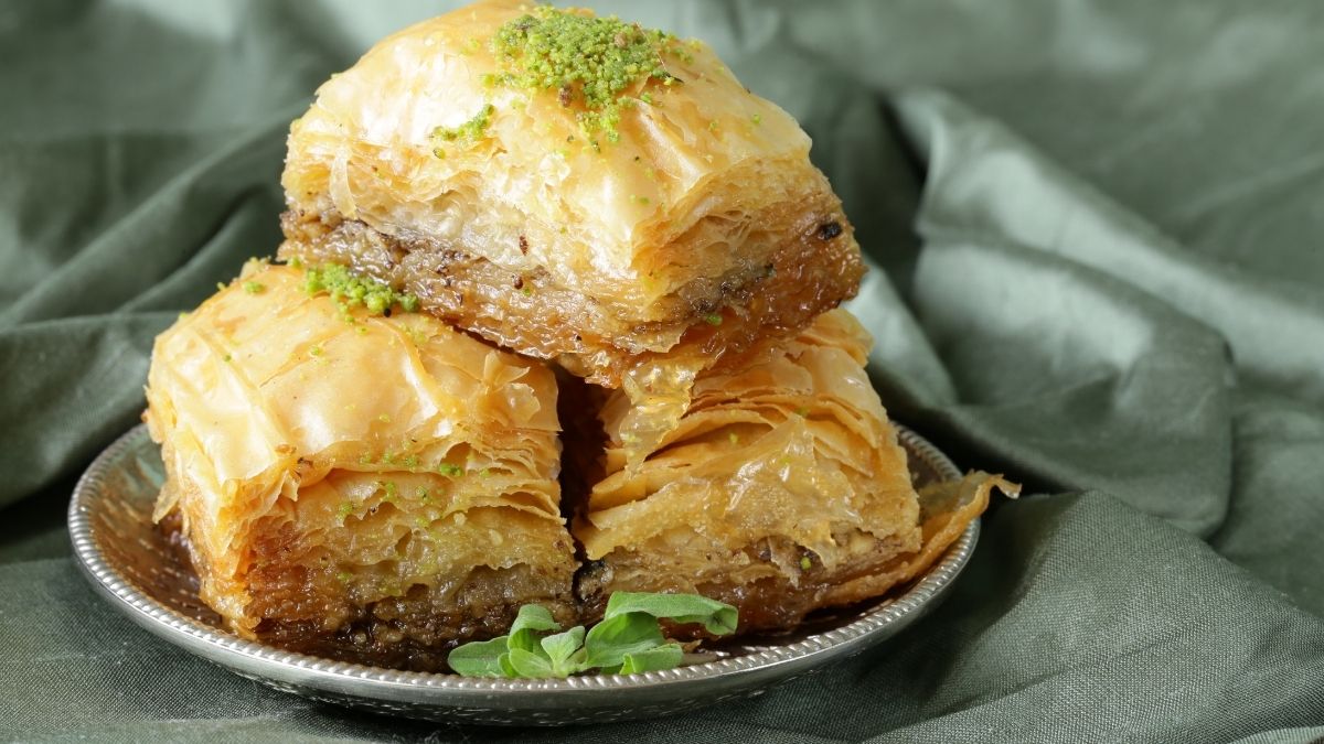 Cevizli Baklava Nasıl Yapılır? Çıtır Yufkası ve Tam Kıvamında Şerbetiyle Ev Yapımı Tarif haber gorseli 2026 07 19T174533.433 - Marmara Bölge Gazetesi