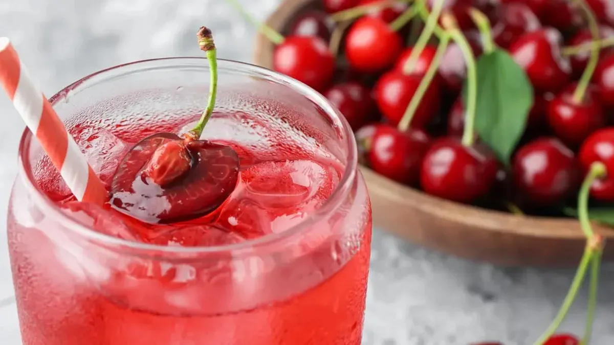 Yaz aylarının en sevilen içeceklerinden biri olan kirazlı limonata, ferahlatıcı