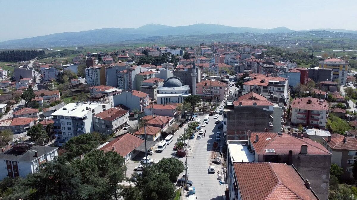 Balıkesir’in Manyas ilçesinde ulaşım konforunu artırmak amacıyla başlatılan yol çalışmaları